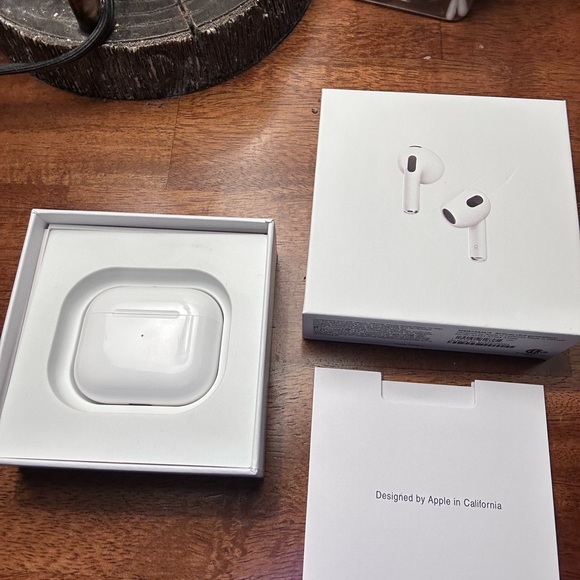 Apple AirPod Pro 4 - Picture 2 of 4
